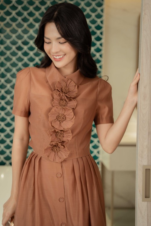 Sixdo Brown Short Sleeves Top With Flower